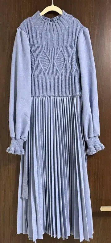 라이트 블루 도킹 니트 원피스 긴팔 플리츠