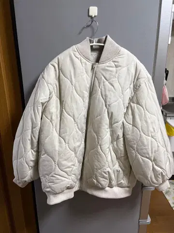 아이보리 퀼팅 봄버 자켓