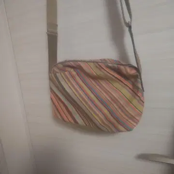 스트라이프 패턴 지퍼 달린 숄더백