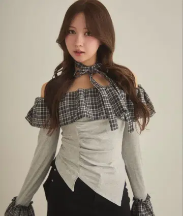 체크 프릴 오프숄더 상의