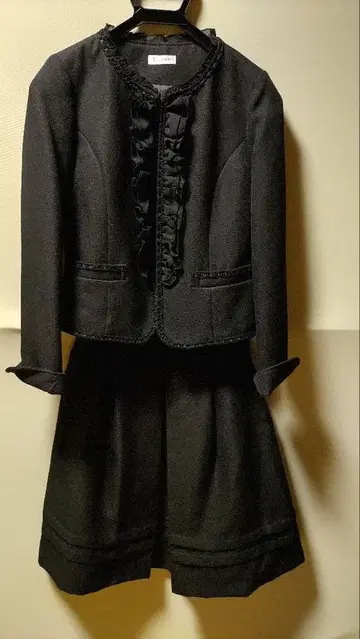 블랙 프릴 자켓 & 플레어 스커트 세트