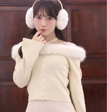 NICE CLAUP 키라키라 버튼 퍼 오프숄더 니트 핑크