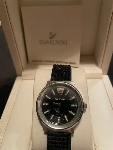 Swarovski 블랙 아날로그 손목시계