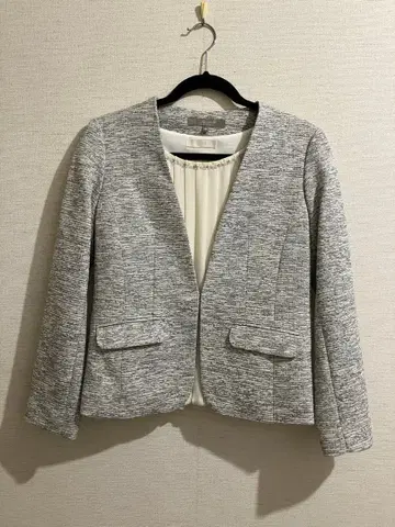 그레이 계열 노카라 자켓과 블라우스 세트