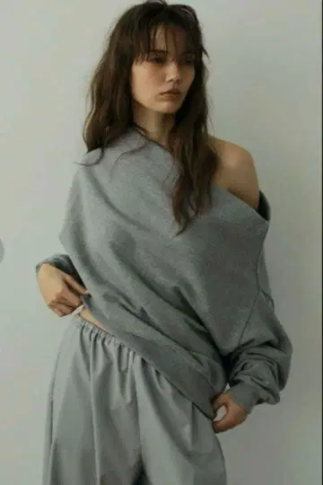 ETRE TOKYO 디자인 넥 맨투맨 풀오버