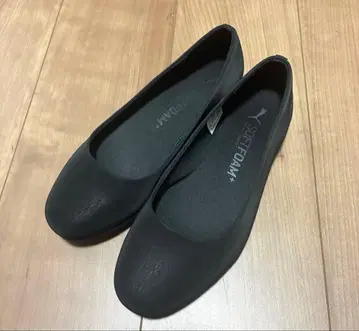 Puma SOFTFOAM+ 블랙 플랫슈즈 23.5