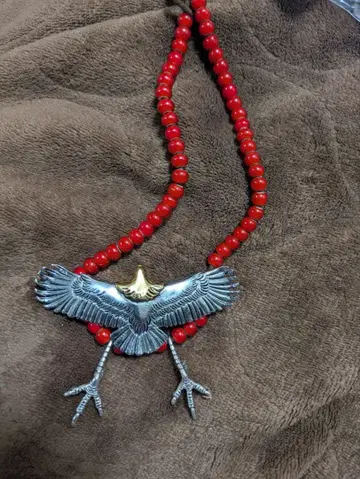 독수리 디자인 실버 목걸이 빨간색 비즈