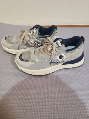 그레이/네이비 스니커즈 메쉬