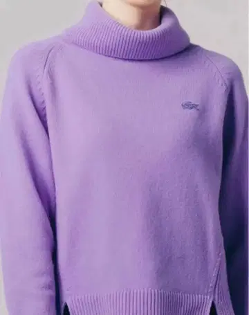 가격 인하! 라코스테 새상품 퍼플 터틀넥 니트