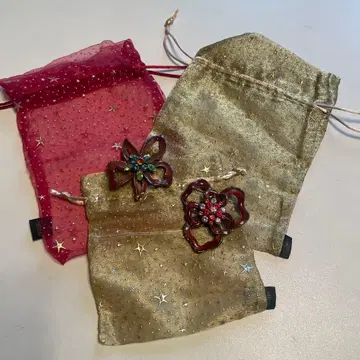 아비스테 브로치 두 개