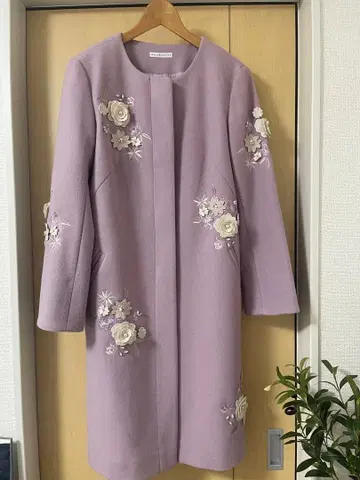 윌셀렉션 에어리 크리미 자수 코트 라벤더 S 사이즈