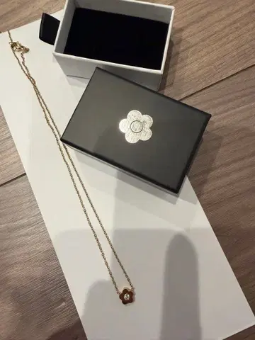 골드 플라워 모티브 목걸이