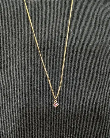 퍼플 스톤과 진주가 달린 골드 목걸이