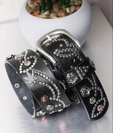 스터드 장식 블랙 가죽 벨트