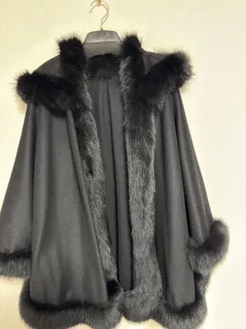 블랙 망토 폭스 트리밍 포함