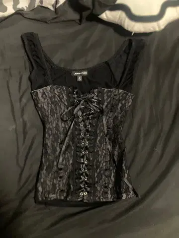 뷔스티에 그런지 고스로리 y2k 착용 사진 있음