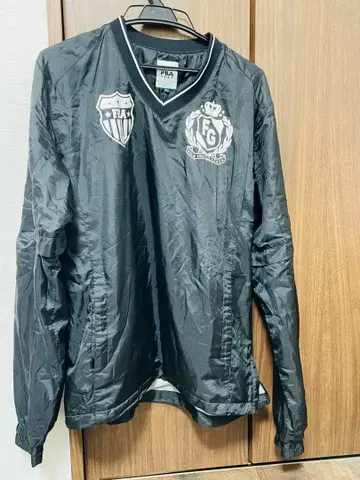 뉴발란스 블랙 셔츠와 그레이 슬랙스 세트