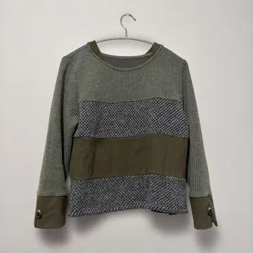 Marche 올리브 그린과 그레이의 긴팔 니트 이소재