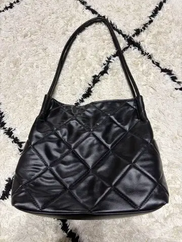 블랙 퀼팅 핸드백