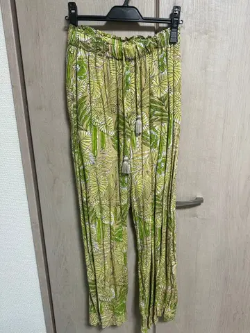 티티카카 그린 컬러 잎 줄기 패턴 레이온 100% 와이드 팬츠