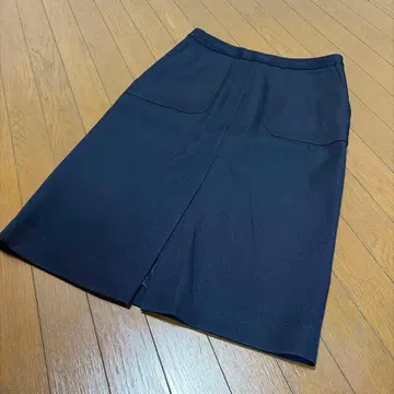 Babylon 네이비 컬러 무릎 기장 타이트 스커트 앞 슬릿