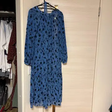 파란 꽃무늬 긴팔 원피스