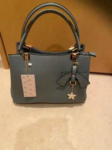 리본 포함 그레이 숄더백