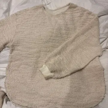 플리스 소재 크림색 긴팔 니트