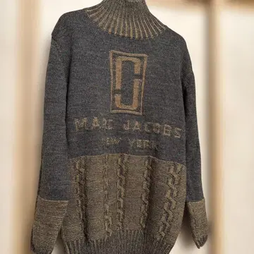 MARC JACOBS 로고가 귀여운 하이넥 니트 새상품급
