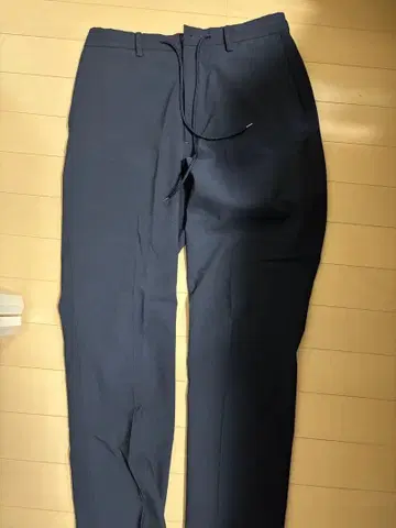 네이비 슬랙스 백 포켓 부착