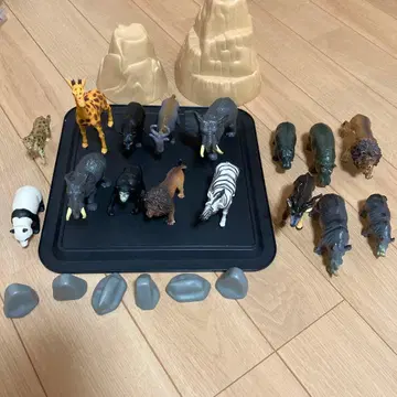 동물 피규어 16개 세트와 바위 오브제