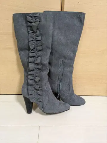 프릴 달린 그레이 롱 부츠