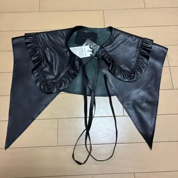 BLACK by RRR 프릴 장식 가죽 탈부착 카라 블랙 그린