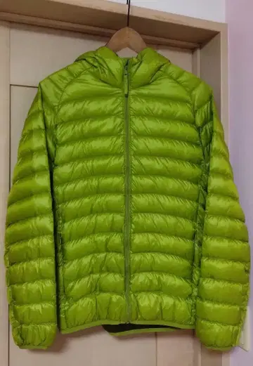 유니클로 울트라 라이트 다운 후드 부착 다운 자켓