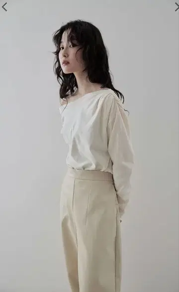 MEER.SHOULDER GATHERED TOP 크림