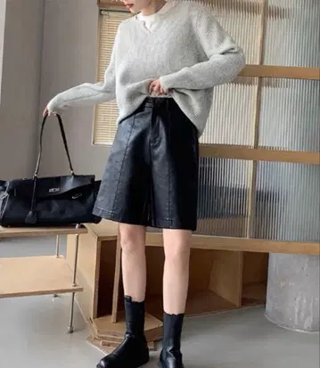 블랙 합성 피혁 하프 팬츠