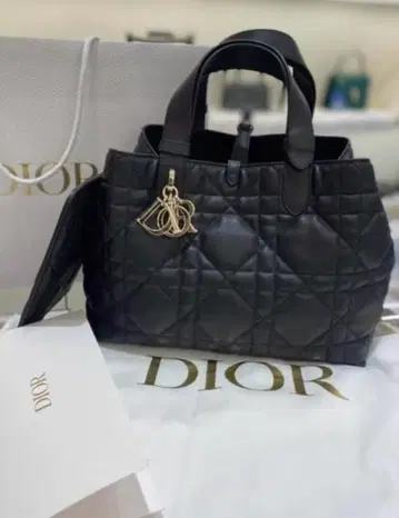 새상품급 블랙 퀼팅 핸드백