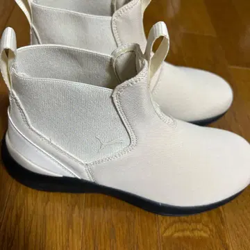 PUMA 화이트 슬립온 부츠