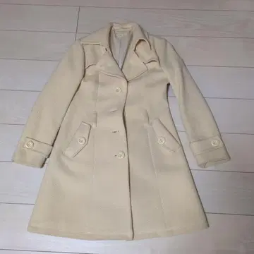 아무아르 카프리스 크림색 코트