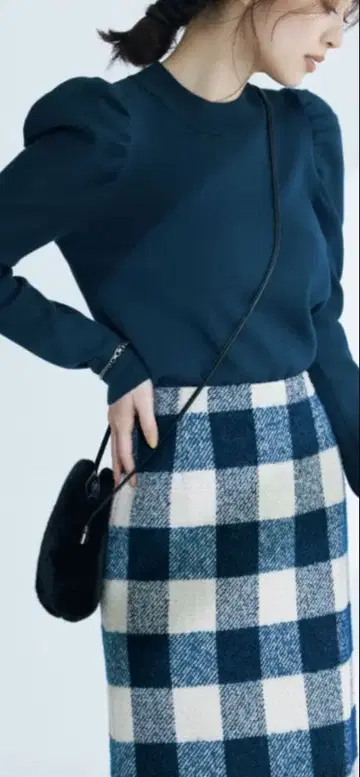 미사용 새상품 LOUNIE 네이비 퍼프 슬리브 니트