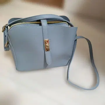 라이트 블루 숄더백 합성 피혁