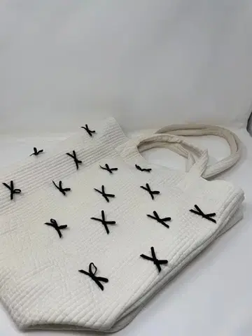 집시필라 화이트 토트백 리본 장식