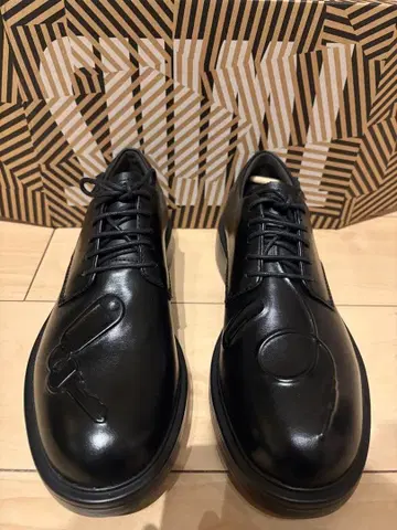 유니크 로고 블랙 가죽 신발