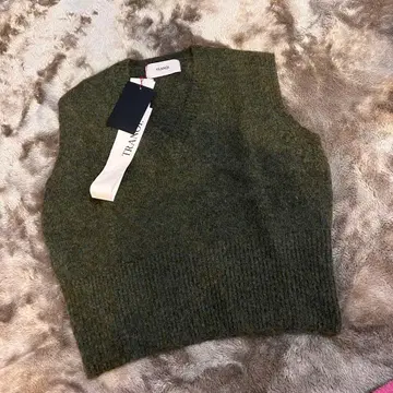 새상품 tranoi 트라노이 카키 V넥 슬리브리스 니트 베스트