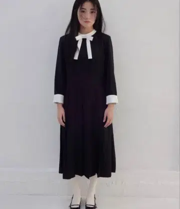 FEKETE 바이컬러 리본 플리츠 원피스