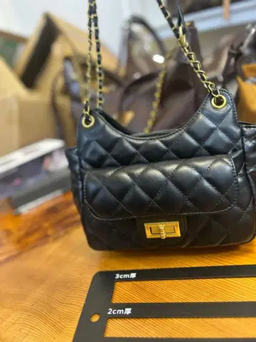 블랙 퀼팅 핸드백