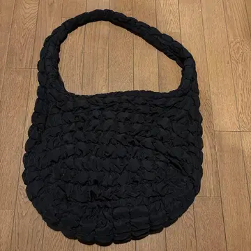 COS 오버 사이즈 퀼트 숄더백