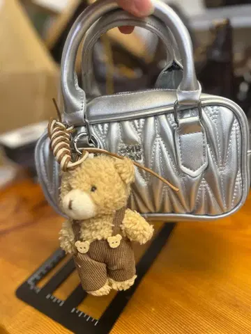 실버 퀼팅 핸드백 봉제 인형 포함