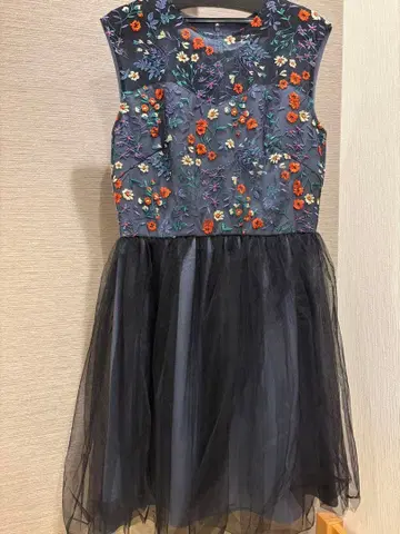 자수 슬리브리스 무릎 기장 원피스