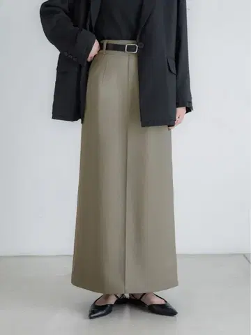 새상품 crewre 백 턱 내로우 스커트 사이즈 2